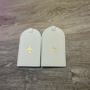 2 luggage tags
